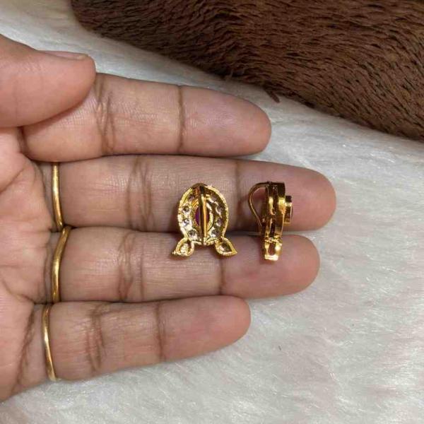 Single stone charm in puligoru model ( Green and Pink colours available)